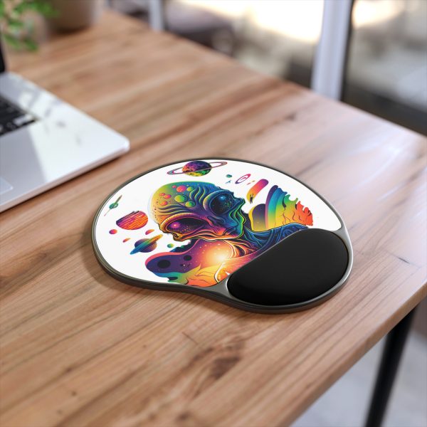 Alien-Themed Wrist Rest Mouse Pad, Colorful Gaming Desk Decor, Unique Office Gift, Sci-Fi Home Office Accessory, Astronaut Aesthetic - Image 2